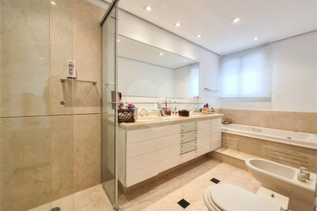 Apartamento à venda ou para alugar com 4 quartos, sendo 3 suítes, em Moema, São Paulo, SP