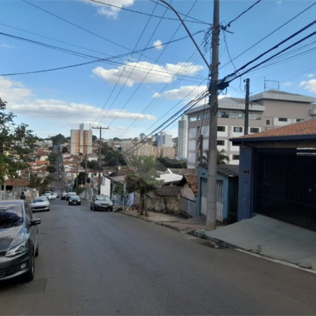Casa à Venda na Região Central de São Carlos - Excelente Localização