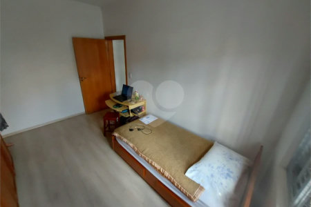 CASA TÉRREA À VENDA NA MOOCA - COM PORTEIRA FECHADA.
