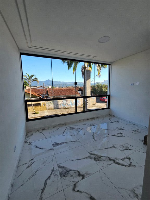 Casa à venda com 3 quartos, sendo 1 suíte, em Maracanã, Praia Grande, SP