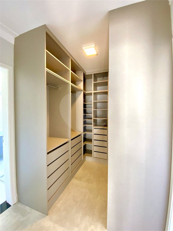 Casa à venda com 3 quartos, sendo 2 suítes, no condomínio Residencial Marchant Buarque, Atibaia - SP