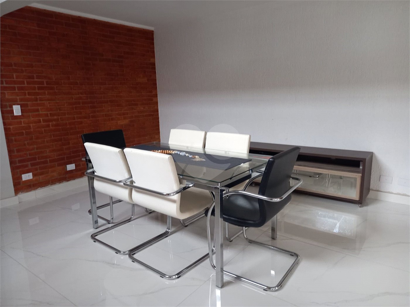 Sobrado à venda com 4 quartos, sendo 1 suíte, em Tremembé, São Paulo, SP