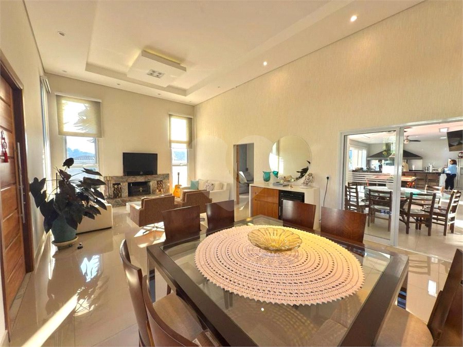 Casa à venda com 4 quartos, sendo 3 suítes, no condomínio Vila Hípica II, Vinhedo - SP