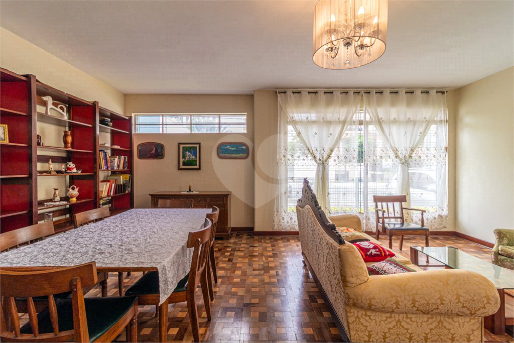 Sobrado à venda com 4 quartos, sendo 1 suíte, em Campo Belo, São Paulo, SP