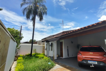 Casa à venda com 3 quartos, sendo 1 suíte, em Parque Laranjeiras, Araraquara, SP
