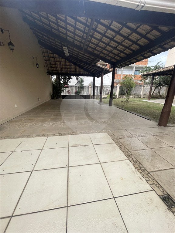 Casa à venda com 5 quartos, sendo 3 suítes, no condomínio Recanto das Palmeiras, Rio de Janeiro - RJ