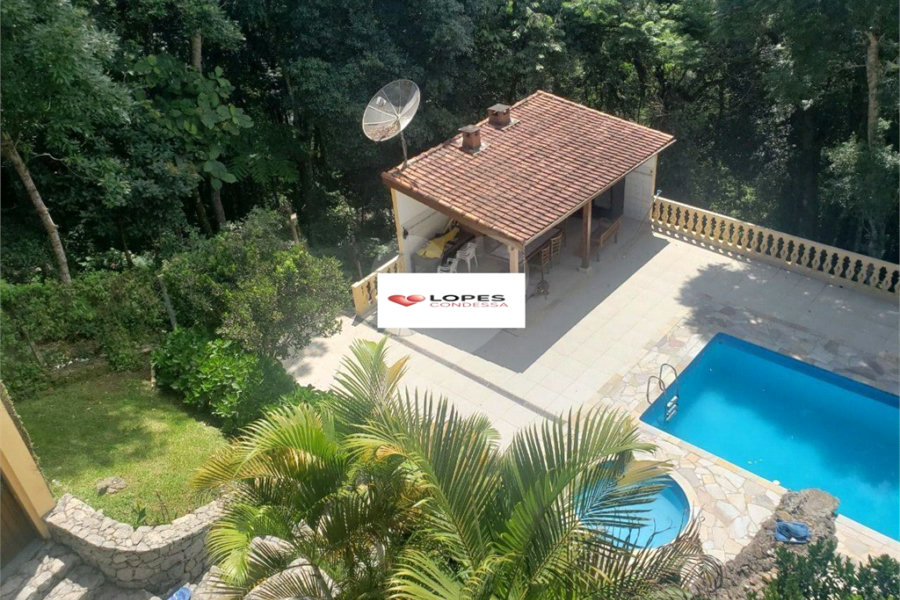 Casa à venda com 4 quartos, sendo 2 suítes, no condomínio Alpes da Cantareira, Mairiporã - SP
