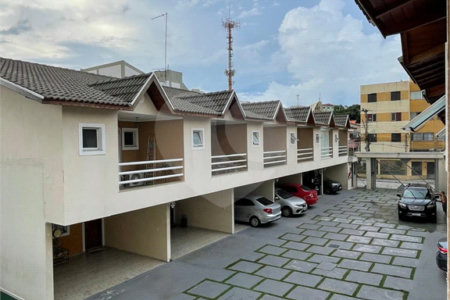 Casa à venda com 3 quartos, sendo 1 suíte, no condomínio Residencial Villagio Vitória, Guarulhos - SP