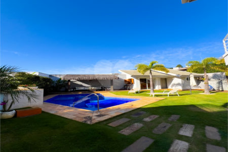 Casa à venda ou para alugar com 3 suítes no condomínio Figueira Garden, Atibaia - SP