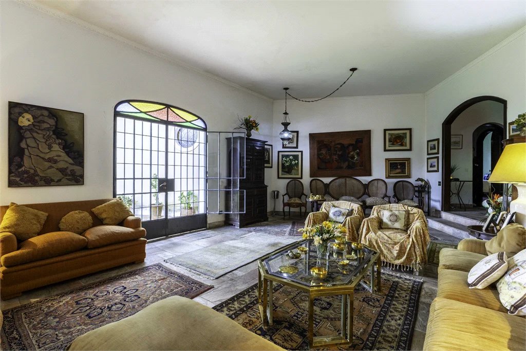 Casa à venda com 4 quartos, sendo 2 suítes, em Jardim Leonor, São Paulo, SP