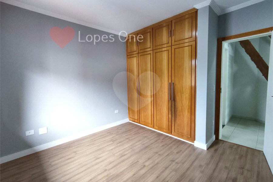 Casa à venda com 3 quartos, sendo 2 suítes, no condomínio Filipe de Vitry, São Paulo - SP