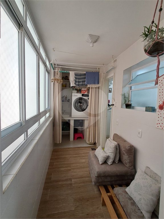 Amplo apartamento à venda totalmente reformado, sala ampliada, quarto, escritório, cozinha integrada e banheiro com box e banheira.