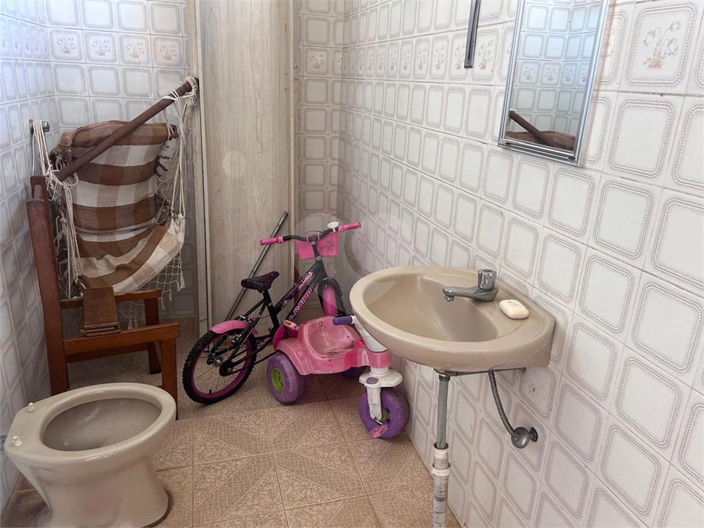 Casa espaçosa e confortável em um bairro tranquilo a venda.