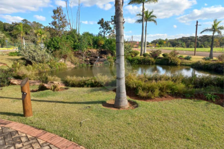 Terreno no Condomínio Damha Golf.