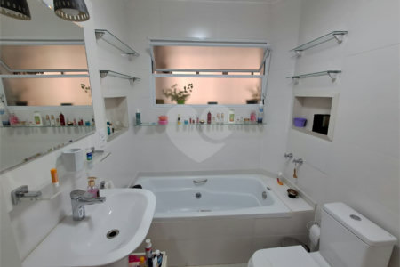 Amplo apartamento à venda totalmente reformado, sala ampliada, quarto, escritório, cozinha integrada e banheiro com box e banheira.
