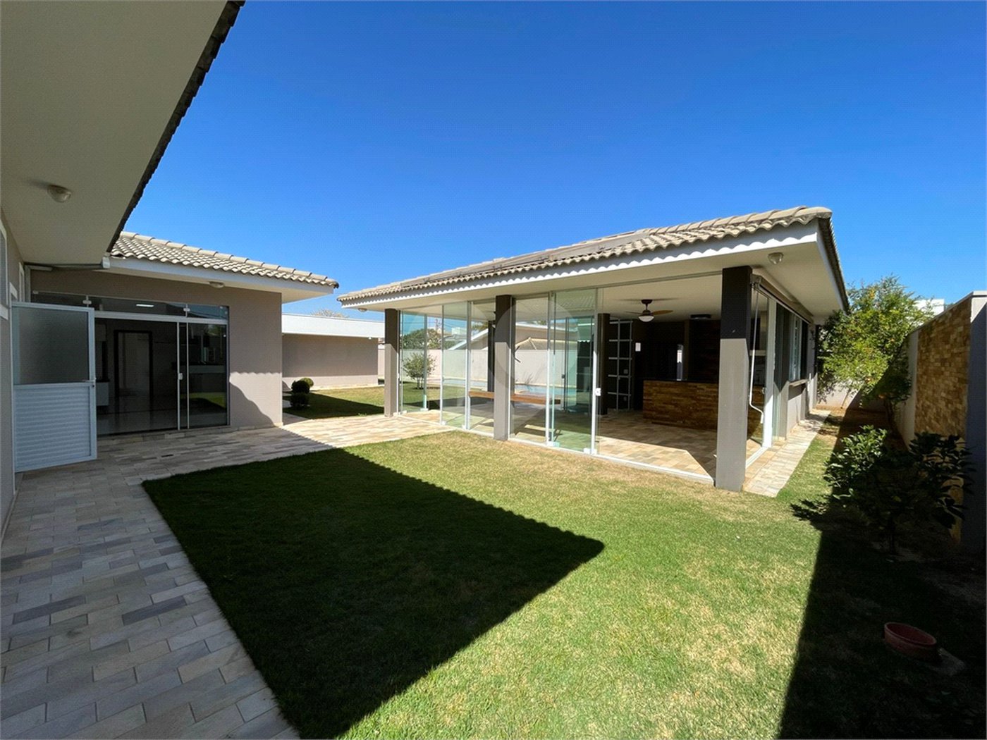 Casa de alto padrão, térrea no condomínio fechado Damha I em São Carlos.