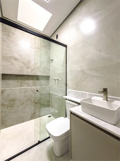 Indaiatuba - Jardim Bom sucesso - Área total: 150m² - Área construída: 115m² - 3 dormitórios sendo 1 suíte com armário planejado;Sala para dois ambientes; Banheiros com box gabinetes e espelhos; Área gourmet com churrasqueira a carvão e móveis planejados; Lavanderia coberta; Ar condicionado na sala