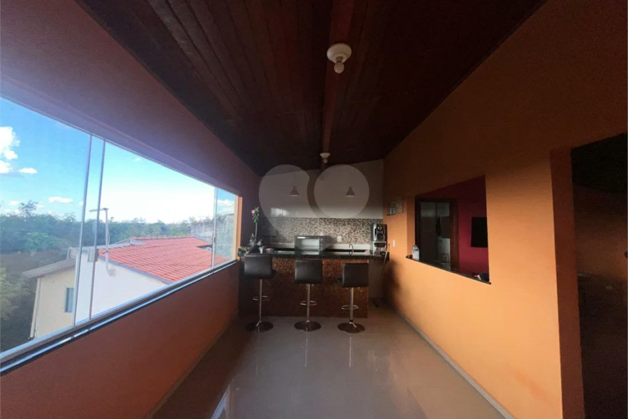 Casa ampla no bairro Terra Rica com 3 pavimentos e excelente estrutura.