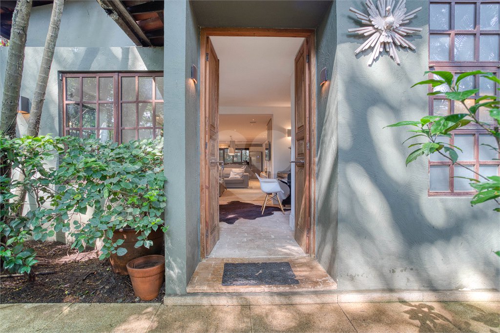 Casa à venda com 4 quartos, sendo 2 suítes, em Alto da Boa Vista, São Paulo, SP