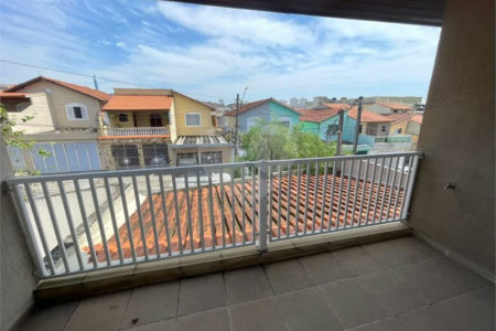 Sobrado com 4 dormitórios, 2 suítes, closet, varandas, escritório, jardim de inverno, espaço gourmet com churrasqueira e fogão a lenha e 3 vagas.