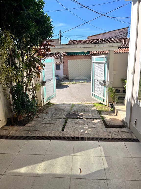 Casa à venda com 3 quartos, sendo 2 suítes, no condomínio Laura Serra, Rio de Janeiro - RJ