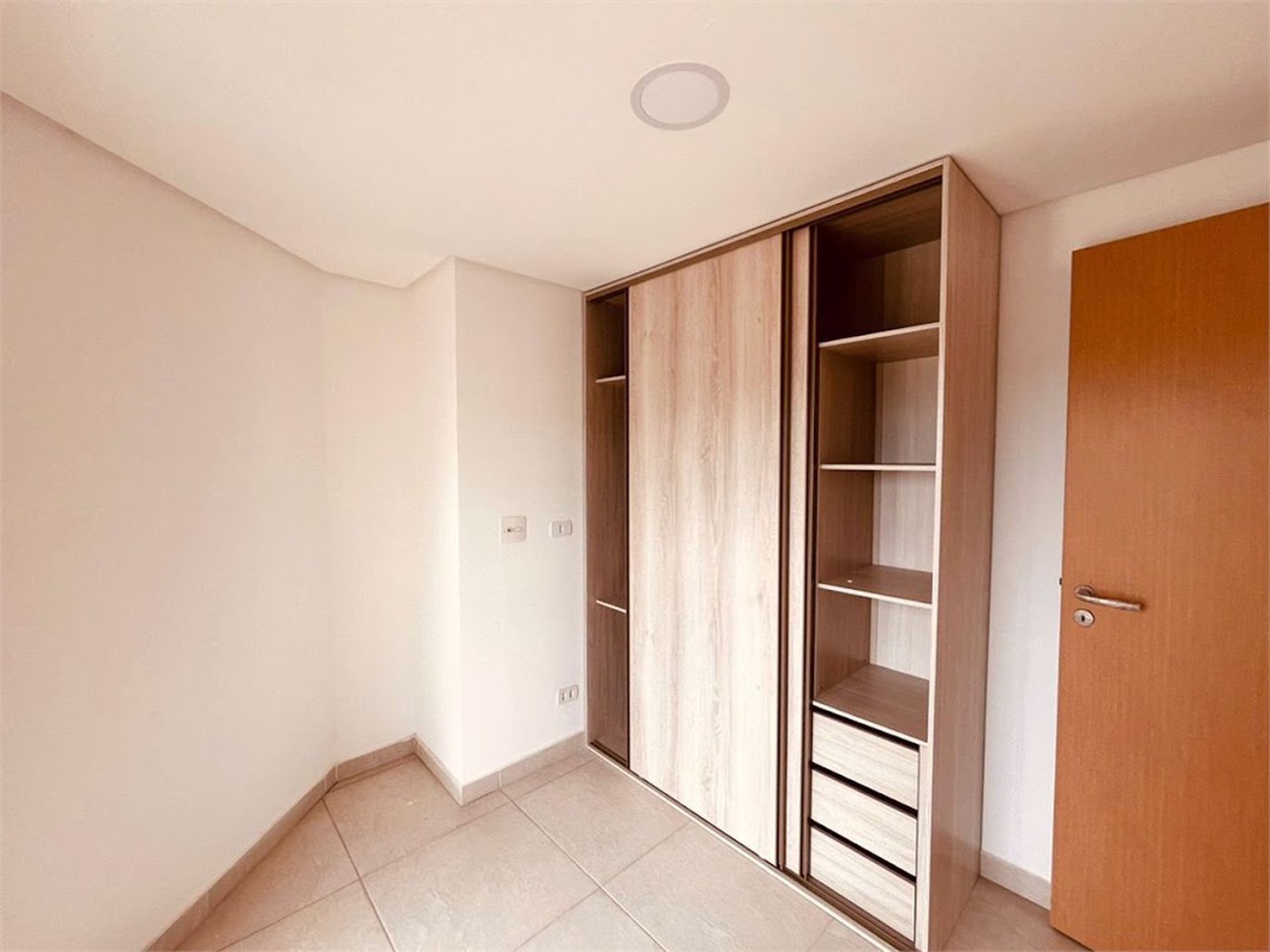 Apartamento com Varanda Gourmet em Condomínio Clube na Enseada – 2 Dormitórios