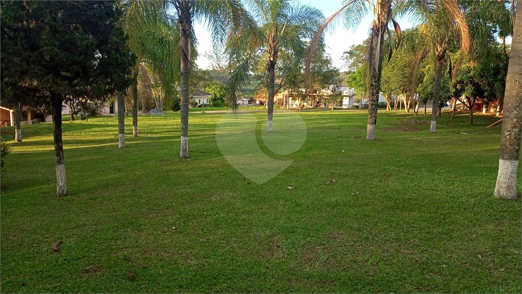 Casa à venda com 4 quartos, sendo 1 suíte,  no condomínio Village da Serra, Araçoiaba da Serra - SP