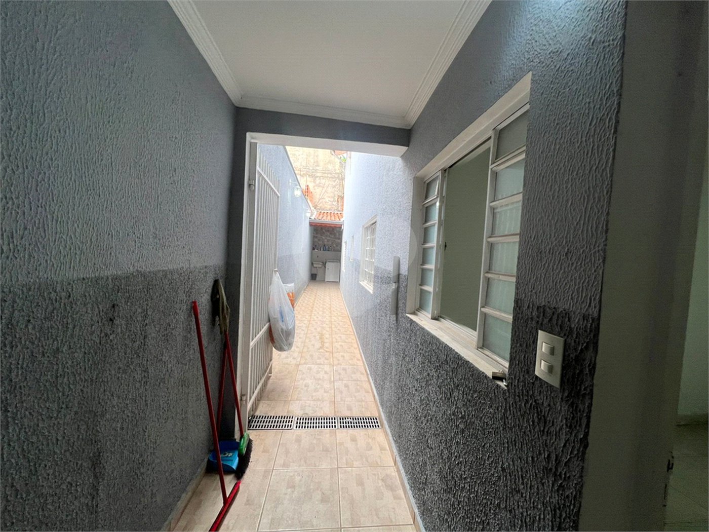 Sobrado à venda com 3 quartos, sendo 1 suíte, em Lopes de Oliveira, Sorocaba, SP