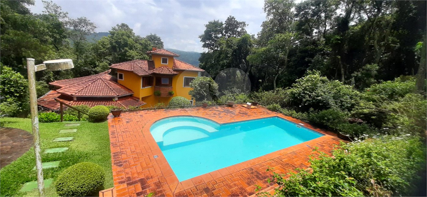 Casa à venda com 5 quartos, sendo 4 suítes, no condomínio Alpes da Cantareira, Mairiporã - SP