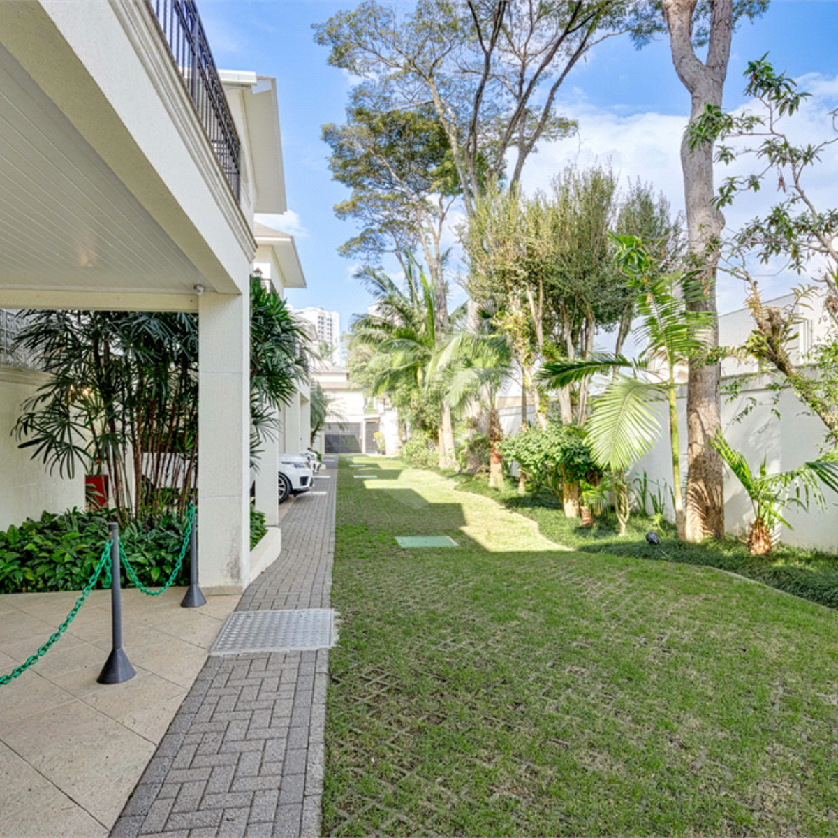 Casa à venda com 4 suítes no condomínio Solar Andaluz, São Paulo - SP