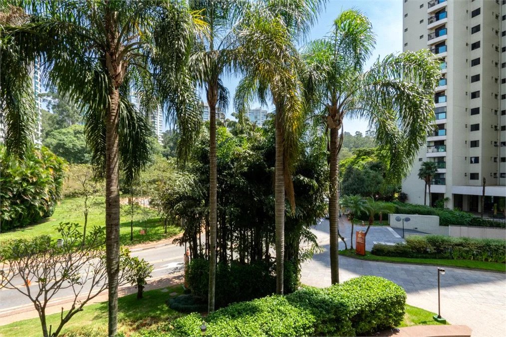 Apartamento à venda com 3 quartos, sendo 1 suíte, em Jardim Morumbi, São Paulo, SP