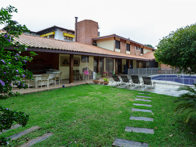 Casa à venda com 4 quartos, sendo 2 suítes,  no condomínio Ville Bourghese, São Paulo - SP
