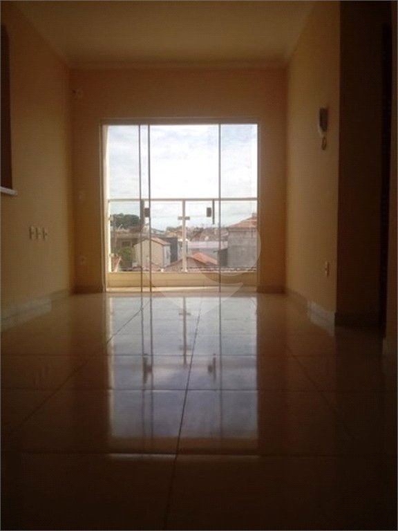 Apartamento no Condomínio Residencial Clarice.