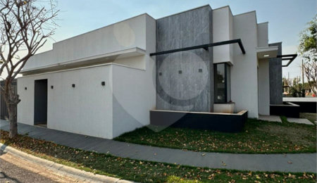 Casa à venda com 3 quartos, sendo 1 suíte, no condomínio Jd. Parque Alvorada, Araraquara - SP