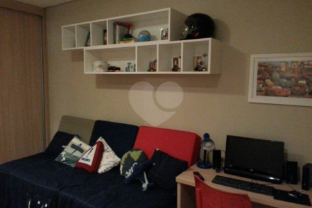Sobrado à venda com 3 suítes em Vila Nivi, São Paulo, SP