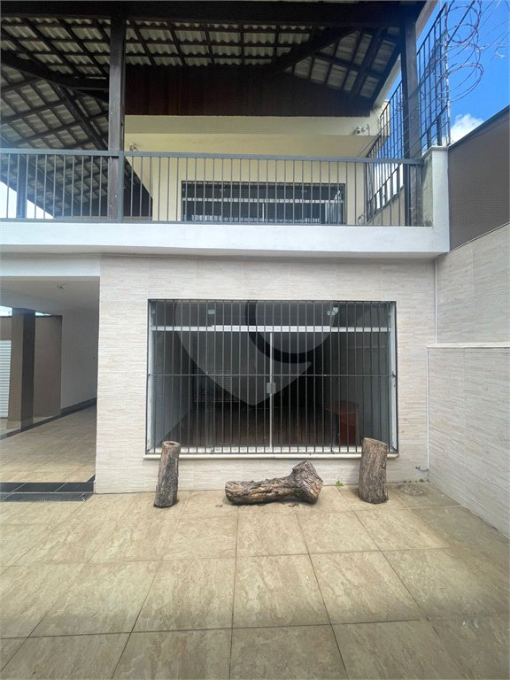 Sobrado à venda com 3 quartos, sendo 2 suítes,  em Vila Oliveira, Mogi das Cruzes, SP