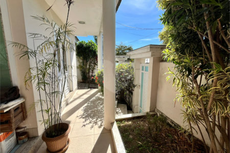 Casa à venda com 3 quartos, sendo 2 suítes, no condomínio Laura Serra, Rio de Janeiro - RJ