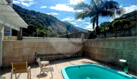 Casa à venda com 2 suítes em Jardim Adalgisa, Caraguatatuba, SP