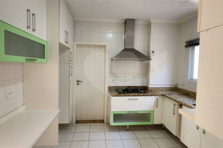 Casa à venda com 3 suítes no condomínio Recanto dos Paturis, Vinhedo - SP