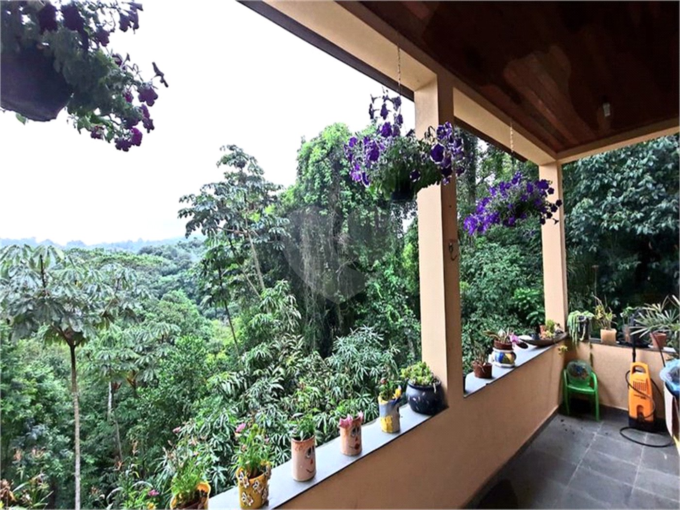 Casa à venda com 5 quartos, sendo 2 suítes, no condomínio Alpes da Cantareira, Mairiporã - SP