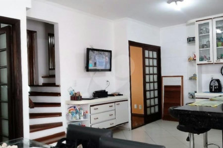 Sobrado à venda com 4 quartos, sendo 2 suítes, em Vila Nivi, São Paulo, SP