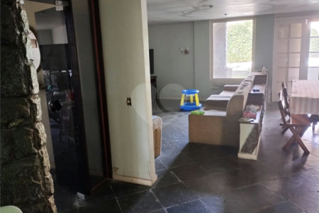Casa à venda com 5 quartos, sendo 3 suítes, no condomínio Vilarejo, Rio de Janeiro - RJ