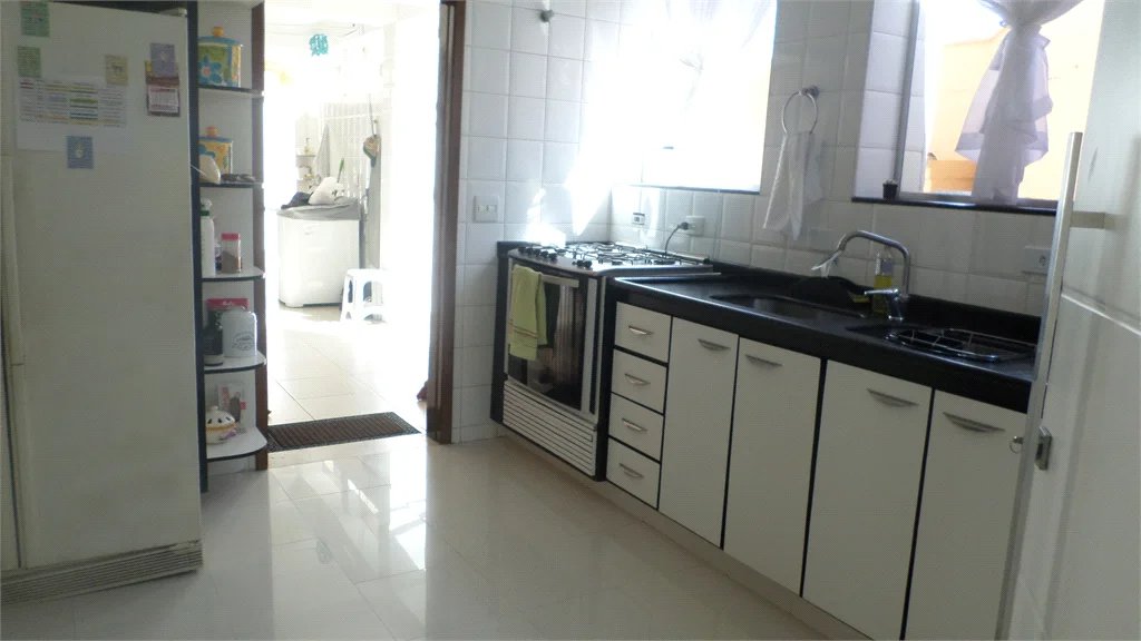Sobrado à venda com 4 suítes em Recanto Impla, Carapicuíba, SP
