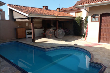 Casa à venda com 2 quartos, sendo 1 suíte,  no condomínio Aruã, Mogi das Cruzes - SP