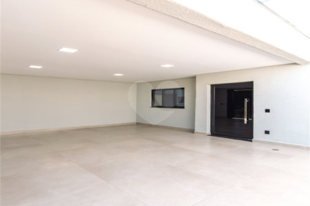 Indaiatuba- Jardim Bom Sucesso - Venda: R$ 765.000,00 - Área total: 150m² Área construída: 115m² - 3 dormitórios sendo 1 suíte com armário planejado; Cozinha integrada; Sala para dois ambientes; Banheiros com box gabinetes e espelhos; Área gourmet com churrasqueira a carvão e móveis planejados;