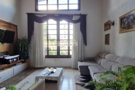 Casa à venda com 3 quartos, sendo 1 suíte, em Vila Santista, Atibaia, SP
