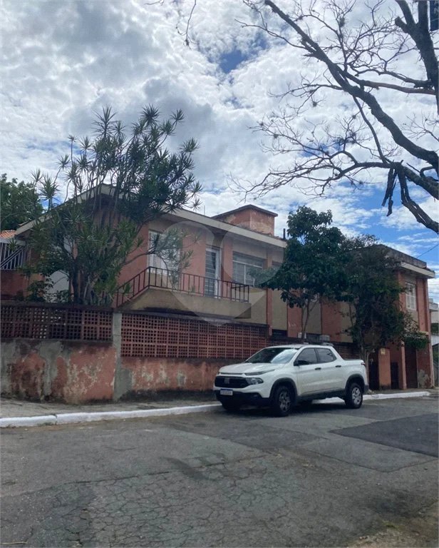 Sobrado á venda em Moema de 280m² com 3 vagas 3 dormitórios e 5 banheiros
