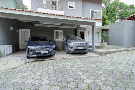 Casa à venda com 4 quartos, sendo 2 suítes, no condomínio Vila dos Ipês, São Paulo - SP