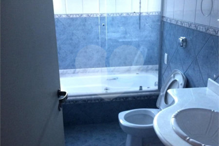 Casa à venda com 4 quartos, sendo 2 suítes, no condomínio Flamboyant, Atibaia - SP