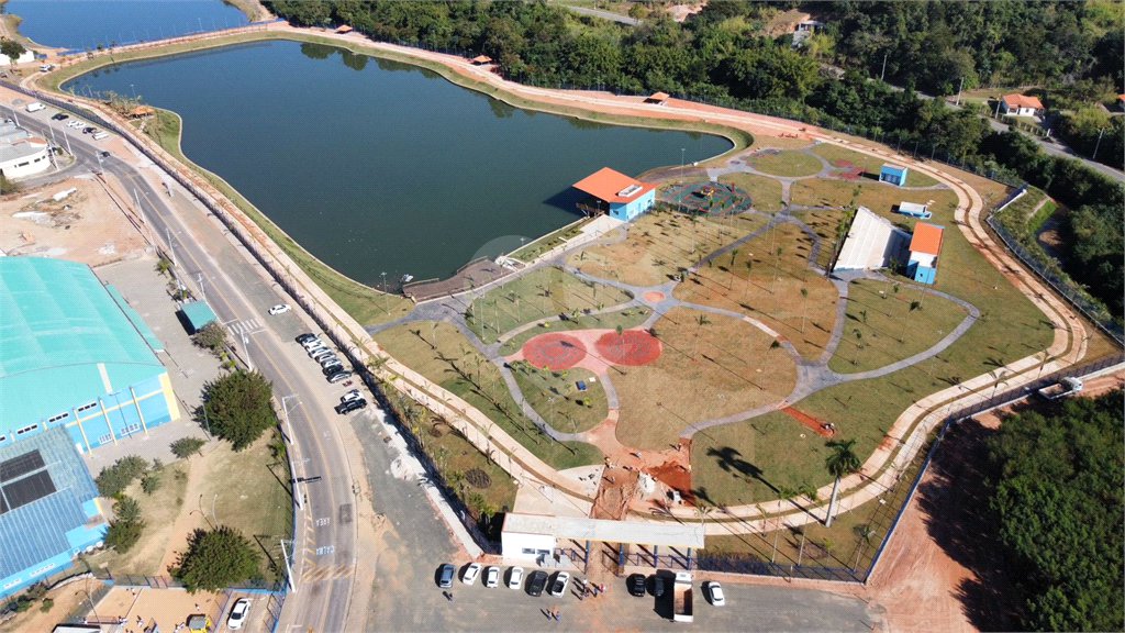 Terreno à venda com 1 suíte no condomínio Picollo Villaggio, Louveira - SP